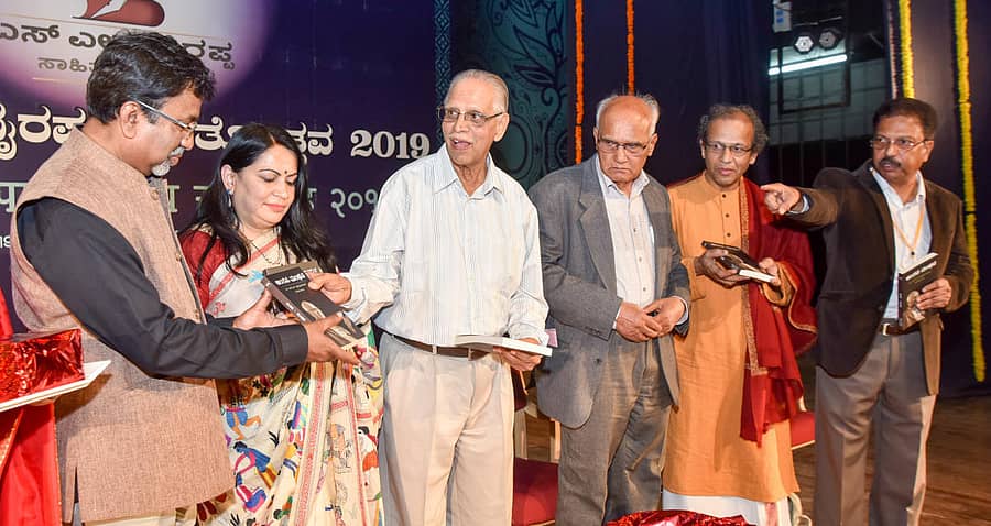 ಲೇಖಕ ಪ್ರಧಾನ ಗುರುದತ್ತ ಅವರು ‘ಚಿಂತನ–ಮಂಥನ’ ಪುಸ್ತಕ ಬಿಡುಗಡೆ ಮಾಡಿದರು. ಪಿ.ಶೇಷಾದ್ರಿ, ಶೆಫಾಲಿ ವೈದ್ಯ, ಎಸ್‌.ಎಲ್‌.ಭೈರಪ್ಪ, ಶತಾವಧಾನಿ ಆರ್‌.ಗಣೇಶ್, ಡಾ.ಜಿ.ಎಲ್‌.ಶೇಖರ್‌ ಇದ್ದಾರೆ