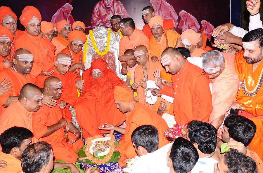 ನಾಡಿನ ವಿವಿಧ ಮಠಾಧೀಶರಿಂದ ಶಿವಕುಮಾರ ಸ್ವಾಮೀಜಿ ಅವರಿಗೆ ಪಾದಪೂಜೆ ನೆರವೇರಿಸಿದ ಕ್ಷಣ