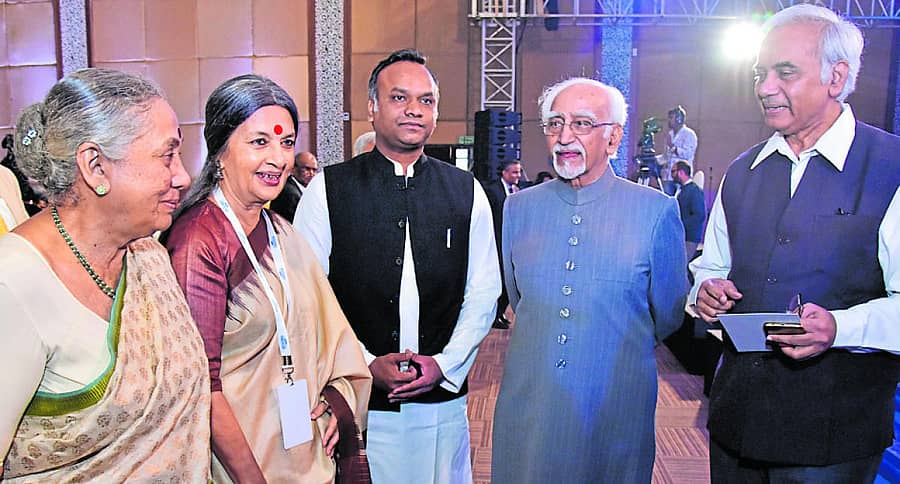 ‘ಸಂವಿಧಾನದ ಸಂಭಾಷಣೆಗಳು’ ಕುರಿತು ಮಂಗಳವಾರ ನಡೆದ ವಿಚಾರ ಸಂಕಿರಣದಲ್ಲಿ ಕಾಂಗ್ರೆಸ್ ನಾಯಕಿ ಮಾರ್ಗರೇಟ್ ಆಳ್ವ, ಸಿಪಿಐ (ಎಂ) ನಾಯಕಿ ಬೃಂದಾ ಕಾರಟ್, ಸಮಾಜ ಕಲ್ಯಾಣ ಸಚಿವ ಪ್ರಿಯಾಂಕ್ ಖರ್ಗೆ, ಮಾಜಿ ಉಪರಾಷ್ಟ್ರಪತಿ ಹಮೀದ್ ಅನ್ಸಾರಿ, ರಾಜಕೀಯ ಚಿಂತಕ ಶೇಷಾದ್ರಿ ಚಾರಿ ಮಾತುಕತೆಯ ನೋಟ ಪ್ರಜಾವಾಣಿ ಚಿತ್ರ