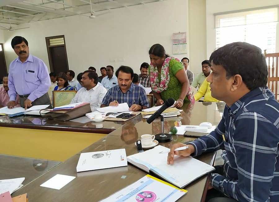 ಜಿಲ್ಲಾಧಿಕಾರಿ ಜೆ.ಮಂಜುನಾಥ್ ಕೋಲಾರದಲ್ಲಿ ಬುಧವಾರ ಕೆಪಿಎಂಇ ಪ್ರಕರಣಗಳ ವಿಚಾರಣೆ ನಡೆಸಿದರು.