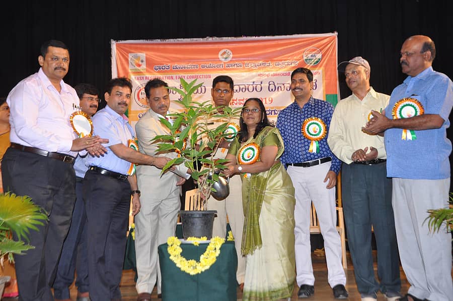 ಚಿತ್ರದುರ್ಗದಲ್ಲಿ ಶುಕ್ರವಾರ ಏರ್ಪಡಿಸಿದ್ದ ರಾಷ್ಟ್ರೀಯ ಮತದಾರರ ದಿನಾಚರಣೆಯನ್ನು ನ್ಯಾಯಾಧೀಶ ಎಸ್.ಬಿ.ವಸ್ತ್ರಮಠ ಉದ್ಘಾಟಿಸಿದರು. ತಹಶೀಲ್ದಾರ್ ಕಾಂತರಾಜ್, ಜಿಲ್ಲಾ ಪಂಚಾಯತಿ ಮುಖ್ಯ ಕಾರ್ಯನಿರ್ವಹಣಾಧಿಕಾರಿ ಪಿ.ಎನ್.ರವೀಂದ್ರ, ಜಿಲ್ಲಾ ಪೊಲೀಸ್ ವರಿಷ್ಠಾಧಿಕಾರಿ ಡಾ.ಕೆ.ಅರುಣ್, ಜಿಲ್ಲಾಧಿಕಾರಿ ವಿನೋತ್ ಪ್ರಿಯಾ, ಹೆಚ್ಚುವರಿ ಜಿಲ್ಲಾಧಿಕಾರಿ ಸಂಗಪ್ಪ ಇದ್ದಾರೆ.