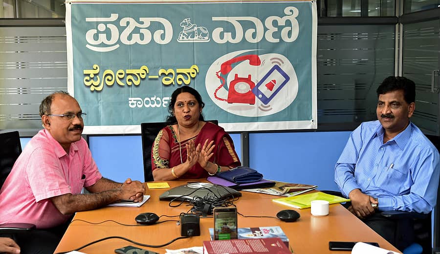 ಪ್ರೌಢಶಿಕ್ಷಣ ಪರೀಕ್ಷಾ ಮಂಡಳಿಯ ನಿರ್ದೇಶಕಿ ವಿ.ಸುಮಂಗಲಾ ಅವರು ವಿದ್ಯಾರ್ಥಿಗಳ ಪ್ರಶ್ನೆಗಳಿಗೆ ಉತ್ತರಿಸಿದರು. ಹಿರಿಯ ಸಹಾಯಕ ನಿರ್ದೇಶಕರಾದ ಕೆ.ಎಂ. ಗಂಗಾಧರಸ್ವಾಮಿ(ಎಡತುದಿ) ಹಾಗೂ ಶೇಖರಪ್ಪ ಇದ್ದರು – ಪ್ರಜಾವಾಣಿ ಚಿತ್ರ