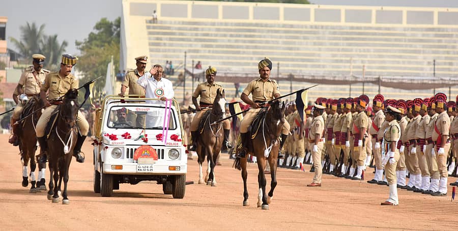 ಗಣರಾಜ್ಯೋತ್ಸವ ಅಂಗವಾಗಿ ಜಿಲ್ಲಾ ಉಸ್ತುವಾರಿ ಸಚಿವ ಜಿ.ಟಿ.ದೇವೇಗೌಡ ಅವರು ತೆರೆದ ವಾಹನದಲ್ಲಿ ಗೌರವ ವಂದನೆ ಸ್ವೀಕರಿಸಿದರು. ಪೊಲೀಸ್‌ ಕಮಿಷನರ್‌ ಕೆ.ಟಿ.ಬಾಲಕೃಷ್ಣ ಇದ್ದಾರೆ