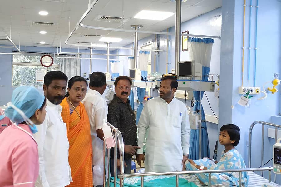 ರಾಜ್ಯ ಬಿಜೆಪಿ ಎಸ್ಸಿ ಘಟಕದ ಅಧ್ಯಕ್ಷ ಡಿ.ಎಸ್.ವೀರಯ್ಯ ಚಿಂತಾಮಣಿಯ ಗಂಗಮ್ಮ ದೇವಾಲಯದಲ್ಲಿ ಪ್ರಸಾದ ಸೇವಿಸಿ ಅಸ್ವಸ್ಥರಾಗಿ ಕೋಲಾರದ ಆರ್.ಎಲ್.ಜಾಲಪ್ಪ ಆಸ್ಪತ್ರೆಗೆ ದಾಖಲಾಗಿರುವ ಮಕ್ಕಳ ಆರೋಗ್ಯ ವಿಚಾರಿಸಿದರು.