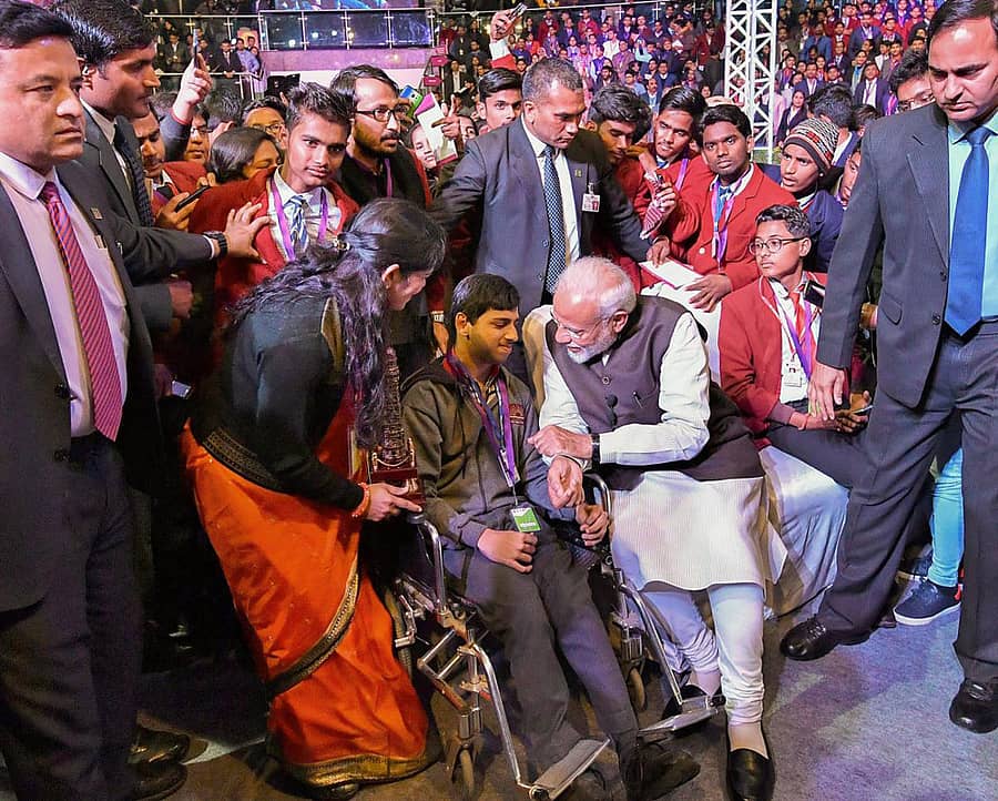 ಚರ್ಚೆಯಲ್ಲಿ ಪಾಲ್ಗೊಂಡಿದ್ದ ಅಂಗವಿಕಲ ವಿದ್ಯಾರ್ಥಿಯೊಬ್ಬನ ಜತೆ ಮಾತನಾಡಿದ ಪ್ರಧಾನಿ ಮೋದಿ –ಪಿಟಿಐ ಚಿತ್ರ