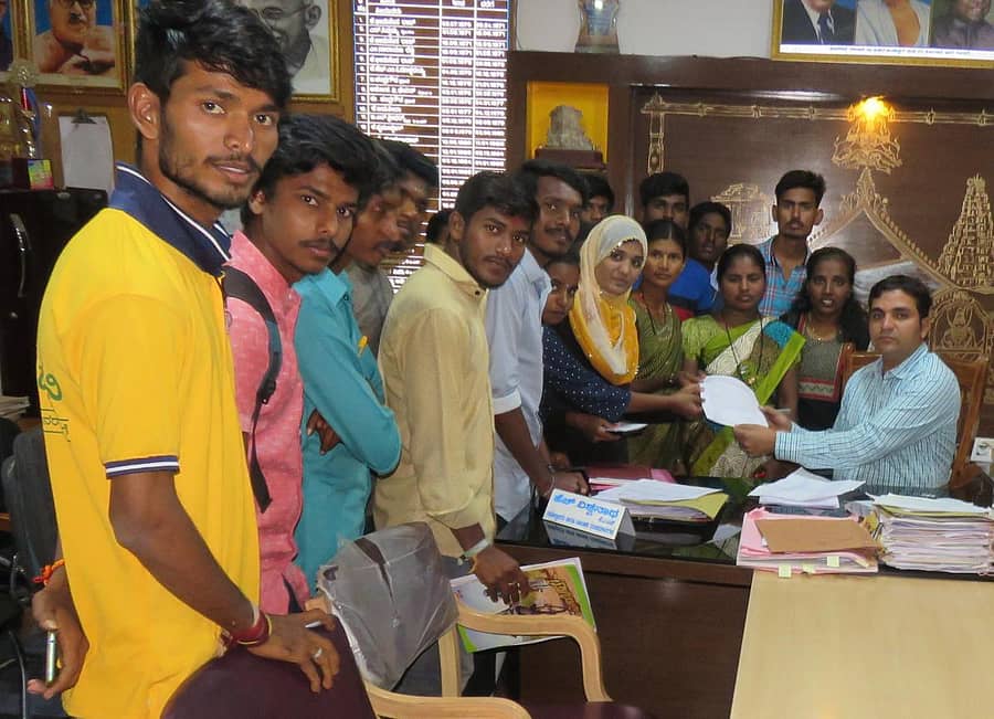 ಮದ್ಯ ನಿಷೇಧ ಆಂದೋಲನ ಸಂಘಟನೆಯ ಸದಸ್ಯರು ಮಂಗಳವಾರ ಹೊಸಪೇಟೆಯಲ್ಲಿ ತಹಶೀಲ್ದಾರ್ ಎಚ್. ವಿಶ್ವನಾಥ್ ಅವರಿಗೆ ಮನವಿ ಪತ್ರ ಸಲ್ಲಿಸಿದರು