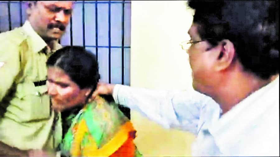 ಮಹಿಳೆಯ ಕುತ್ತಿಗೆ ಹಿಡಿದು ತಳ್ಳುತ್ತಿರುವ ಎಎಸ್ಐ