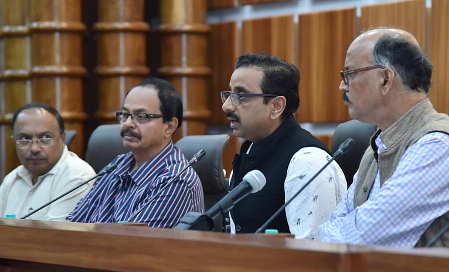 11ನೇ ಬೆಂಗಳೂರು ಅಂತರರಾಷ್ಟ್ರೀಯ ಸಿನಿಮೋತ್ಸವದ ಪತ್ರಿಕಾಗೋಷ್ಠಿಯಲ್ಲಿ ಚಲನಚಿತ್ರ ಅಕಾಡೆಮಿ ರಿಜಿಸ್ಟ್ರಾರ್ ಎಚ್.ಬಿ. ದಿನೇಶ್, ಅಕಾಡೆಮಿ ಅಧ್ಯಕ್ಷ ನಾಗತಿಹಳ್ಳಿ ಚಂದ್ರಶೇಖರ್, ಡಿಐಪಿಆರ್ ಕಾರ್ಯದರ್ಶಿ ಪಂಕಜ್ ಪಾಂಡೆ ಮತ್ತು ಸಿನಿಮೋತ್ಸವದ ಕಲಾತ್ಮಕ ನಿರ್ದೇಶಕ ಎನ್. ವಿದ್ಯಾಶಂಕರ್. ಚಿತ್ರ: ಜನಾರ್ದನ್ ಬಿ.ಕೆ.