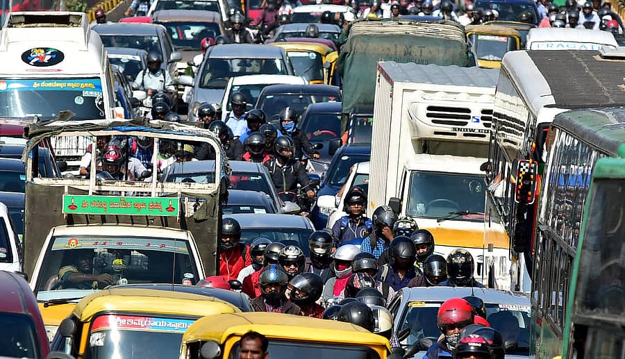 ಸಿಲ್ಕ್ ಬೋರ್ಡ್ ಜಂಕ್ಷನ್ನಲ್ಲಿ ವಾಹನಗಳ ದಟ್ಟಣೆ -–ಪ್ರಜಾವಾಣಿ ಚಿತ್ರ/ ರಂಜು ಪಿ.