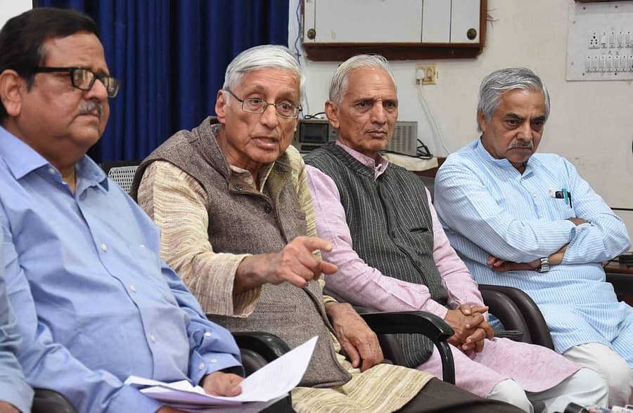 ಧಾರವಾಡದ ಇನ್‌ಸ್ಟಿಟ್ಯೂಟ್ ಆಫ್ ಎಂಜಿನಿಯರ್ಸ್‌ನಲ್ಲಿ ಗುರುವಾರ ನಡೆದ ಸಭೆಯಲ್ಲಿ ರಾಜಮೋಹನ ಗಾಂಧಿ ಮಾತನಾಡಿದರು. ಡಾ. ರಾಜೇಂದ್ರ ಚೆನ್ನಿ, ಡಾ. ಅಶೋಕ ಚೌಧರಿ, ಡಾ. ಅನಮೋಲ್ ರಾಜನ್ ಇದ್ದಾರೆ