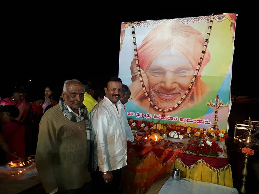 ಹೊಸಕೋಟೆಯಲ್ಲಿ ಜನನಿ ಚಾರಿಟಬಲ್ ಟ್ರಸ್ಟ್‌ ವತಿಯಿಂದ ಸ್ವಾಮೀಜಿ ಅವರಿಗೆ ಪುಣ್ಯಸ್ಮರಣೆ ಸಲ್ಲಿಸಲಾಯಿತು 