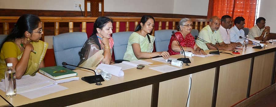 ಮಡಿಕೇರಿ ಜಿಲ್ಲಾಧಿಕಾರಿ ಕಚೇರಿ ಸಭಾಂಗಣದಲ್ಲಿ ಶುಕ್ರವಾರ ಇನ್ಫೊಸಿಸ್ ಫೌಂಡೇಶನ್‌ ಮುಖ್ಯಸ್ಥೆ ಸುಧಾಮೂರ್ತಿ ಮಾತನಾಡಿದರು