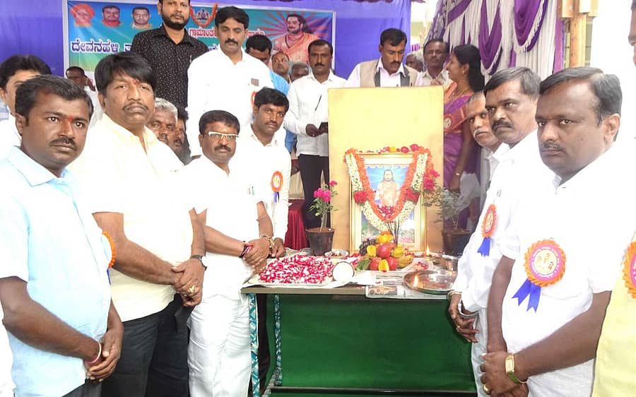 ಮಡಿವಾಳ ಮಾಚಿದೇವ ಭಾವಚಿತ್ರಕ್ಕೆ ಪುಪ್ಪ ನಮನ ಸಲ್ಲಿಸಿದ ಗಣ್ಯರು