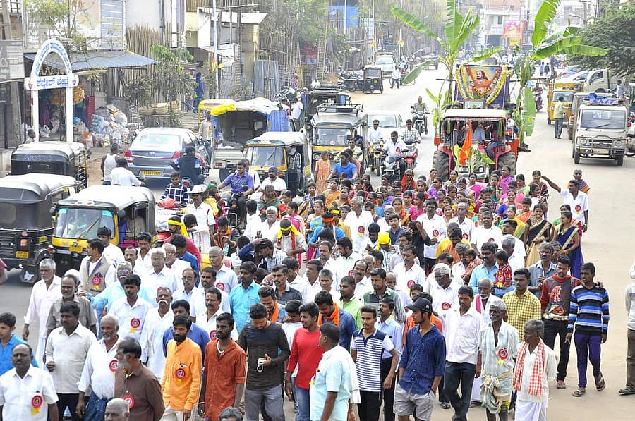 ಮಡಿವಾಳ ಮಾಚಿದೇವರ ಜಯಂತಿ ಪ್ರಯುಕ್ತ ಅವರ ಭಾವಚಿತ್ರದ ಮೆರವಣಿಗೆ ಶುಕ್ರವಾರ ಹೊಸಪೇಟೆಯಲ್ಲಿ ನಡೆಯಿತು–ಪ್ರಜಾವಾಣಿ ಚಿತ್ರ