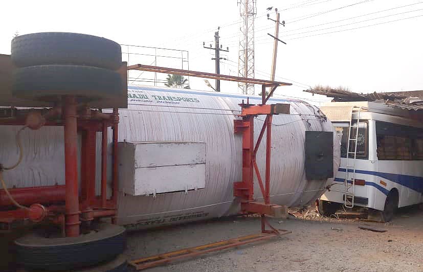 ಉರುಳಿ ಬಿದ್ದಿರುವ ಗ್ಯಾಸ್ ಟ್ಯಾಂಕರ್