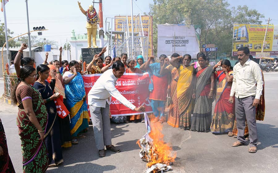 ರಾಯಚೂರಿನಲ್ಲಿ ಸಿಐಟಿಯು ಸಂಯೋಜಿತ ಕರ್ನಾಟಕ ರಾಜ್ಯ ಅಕ್ಷರ ದಾಸೋಹ ಬಿಸಿಯೂಟ ನೌಕರರು ಪ್ರಧಾನಮಂತ್ರಿ ನರೇಂದ್ರ ಮೋದಿ ಭಾವಚಿತ್ರ ದಹನ ಮಾಡಿ ಶನಿವಾರ ಪ್ರತಿಭಟನೆ ನಡೆಸಿದರು