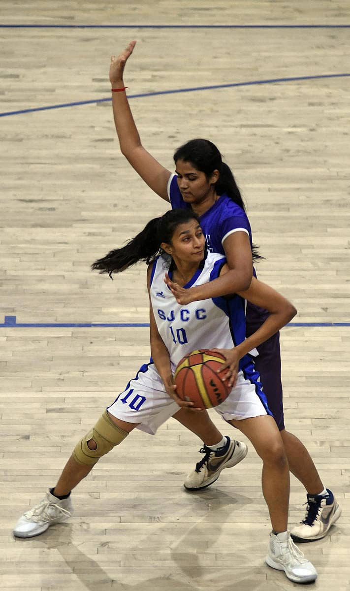 ಮಂಗಳೂರಿನ ನಿಟ್ಟೆ ಸಂಸ್ಥೆಯ ಪ್ರತೀಕ್ಷಾ ಅವರ ಬಳಿಯಿಂದ ಚೆಂಡನ್ನು ಕಸಿದುಕೊಂಡು ಎಸ್ಜೆಸಿಸಿಯ ಲೋಪಮುದ್ರ ಪಾಯಿಂಟ್ ಗಳಿಸಲು ಮುನ್ನುಗ್ಗಿದ ಕ್ಷಣ –ಪ್ರಜಾವಾಣಿ ಚಿತ್ರ