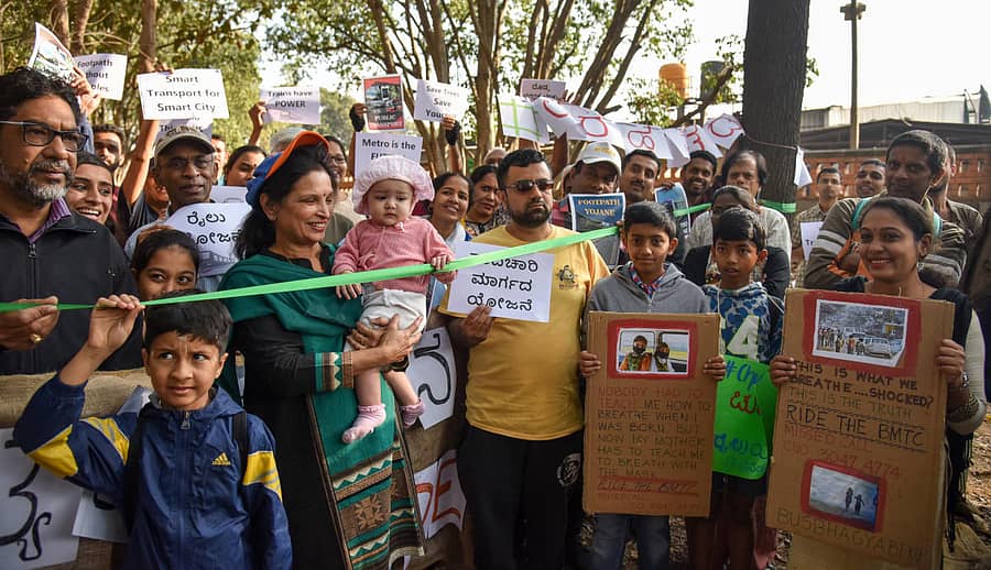 ಮರ ಹತ್ಯೆ ವಿರೋಧಿಸಿ ನಾಗರಿಕರು ಪ್ರತಿಭಟನೆ ನಡೆಸಿದರು– ಪ್ರಜಾವಾಣಿ ಚಿತ್ರಗಳು