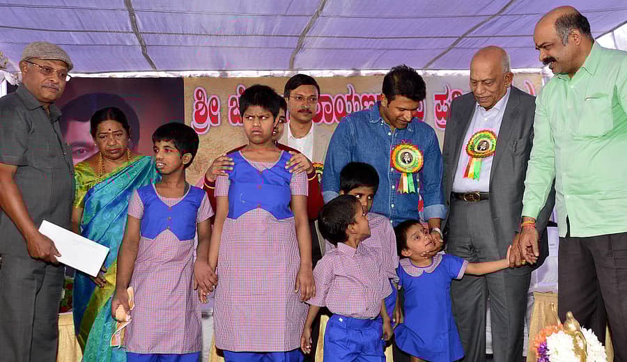 ಜೆ.ಪಿ.ನಾರಾಯಣಸ್ವಾಮಿ ಅವರ ಪತ್ನಿ ಪಾರ್ವತಮ್ಮ (ಎಡದಿಂದ ಎರಡನೆಯವರು) ಮಾತೃಶ್ರೀ ಮನೋವಿಕಾಸ ಕೇಂದ್ರದ ಮಕ್ಕಳಿಗೆ ಚೆಕ್ ವಿತರಿಸಿದರು. ಜೆ.ಪಿ ಸುಧಾಕರ್, ಪುನೀತ್‌ ರಾಜಕುಮಾರ್, ಕರ್ನಾಟಕ ಪ್ರದೇಶ ಆರ್ಯಈಡಿಗರ ಸಂಘದ ಅಧ್ಯಕ್ಷ ಡಾ.ಎಂ ತಿಮ್ಮೇಗೌಡ, ಮನೋವಿಕಾಸ ಕೇಂದ್ರದ ಕಾರ್ಯದರ್ಶಿ ಎಸ್.ಬಸವರಾಜು ಇದ್ದರು -ಪ್ರಜಾವಾಣಿ ಚಿತ್ರ