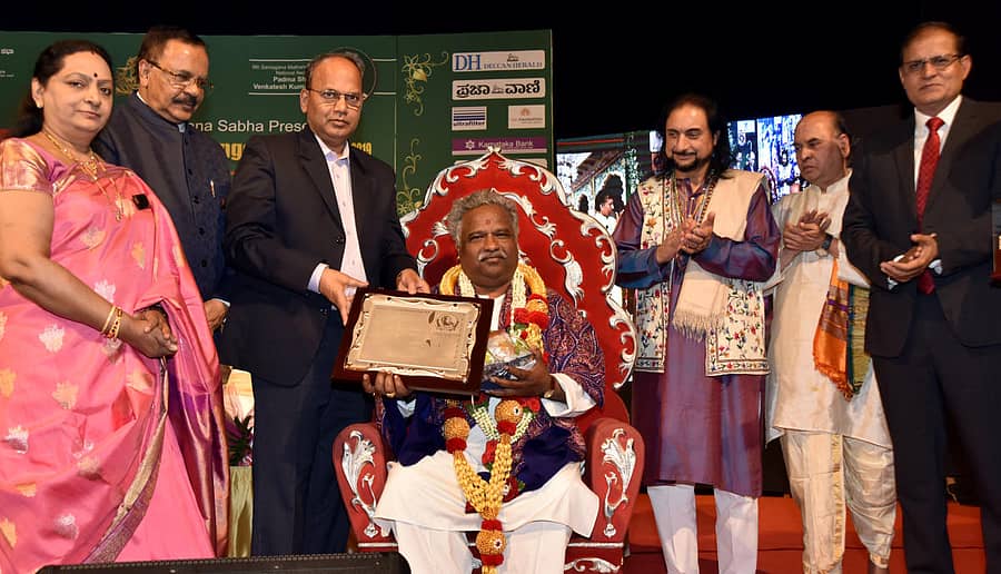 ಹಿಂದೂಸ್ತಾನಿ ಸಂಗೀತಗಾರ ಪಂಡಿತ್ ವೆಂಕಟೇಶ್ ಕುಮಾರ್ ಅವರಿಗೆ ಟಿ.ಎಂ.ವಿಜಯ್ ಭಾಸ್ಕರ್ ಅವರು ಪ್ರಶಸ್ತಿ ಪ್ರದಾನ ಮಾಡಿದರು. ಸಭಾದ ಟ್ರಸ್ಟಿ ಸಿ.ಎಸ್.ಗೀತಾ(ಎಡದಿಂದ), ಆರ್.ಆರ್.ರವಿಶಂಕರ್, ಪಂಡಿತ್ ಭಜನ್ ಸೊಪೊರಿ, ಸಂಗೀತೋತ್ಸವದ ಅಧ್ಯಕ್ಷ ಮೈಸೂರು ವಿ.ಸುಬ್ರಹ್ಮಣ್ಯ ಹಾಗೂ ಪ್ರಸಾರ ಭಾರತಿಯ ಹೆಚ್ಚುವರಿ ಪ್ರಧಾನ ನಿರ್ದೇಶಕ (ದಕ್ಷಿಣ ವಲಯ) ರಾಜಕುಮಾರ್ ಉಪಾಧ್ಯ ಇದ್ದರು. ಪ್ರಜಾವಾಣಿ ಚಿತ್ರ