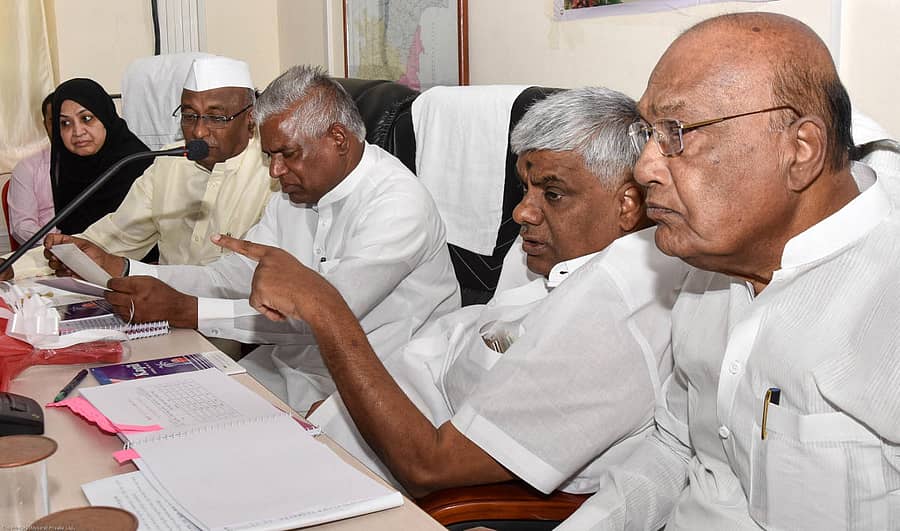 ಸಚಿವ ಎಚ್.ಡಿ.ರೇವಣ್ಣ ಅಧ್ಯಕ್ಷತೆಯಲ್ಲಿ ಸೋಮವಾರ ಅಭಿವೃದ್ಧಿ ಕಾಮಗಾರಿ ಪ್ರಗತಿ ಪರಿಶೀಲನಾ ಸಭೆ ಜರುಗಿತು