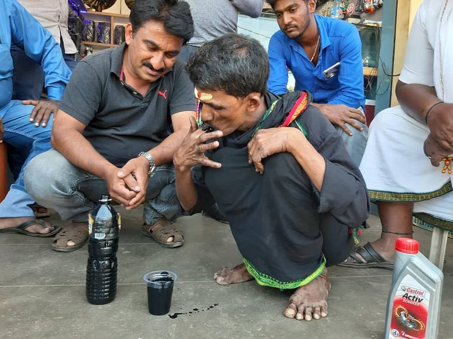 ಆಯಿಲ್ ಸೇವನೆ ಮಾಡುತ್ತಿರುವ ಕುಮಾರ್