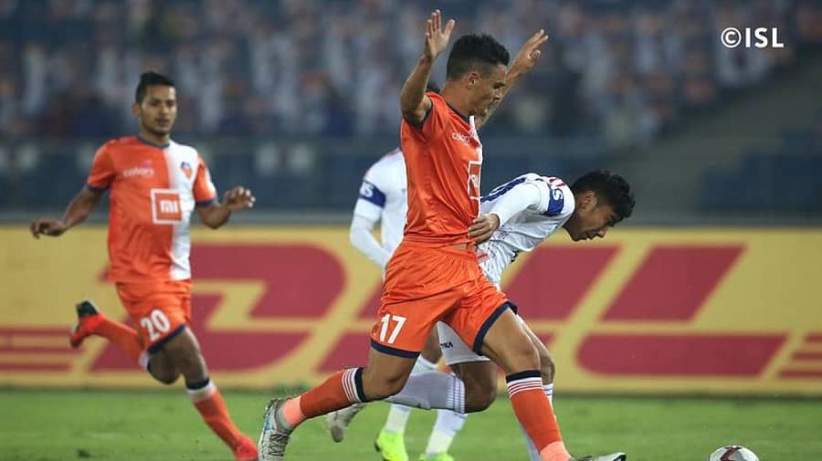ಎಫ್ಸಿ ಗೋವಾ (ಕೇಸರಿ ಪೋಷಾಕು) ಮತ್ತು ಡೆಲ್ಲಿ ಡೈನಾಮೊಸ್ ತಂಡದ ಆಟಗಾರರು ಚೆಂಡಿನ ಮೇಲೆ ಹಿಡಿತ ಸಾಧಿಸಲು ಪ್ರಯತ್ನಿಸಿದರು