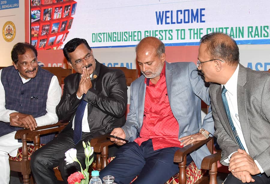 ಆಸಿಯಾನ್‌ ವಾಣಿಜ್ಯೋದ್ಯಮ ಸಮ್ಮೇಳನದ ಪೂರ್ವಸಿದ್ಧತೆ ಸಭೆಯಲ್ಲಿ ಕೈಗಾರಿಕಾ ಸಚಿವ ಕೆ. ಜೆ. ಜಾರ್ಜ್‌, ಎಫ್‌ಕೆಸಿಸಿಐ ಅಧ್ಯಕ್ಷ ಸುಧಾಕರ ಎಸ್‌. ಶೆಟ್ಟಿ, ಪ್ರವಾಸೋದ್ಯಮ ಸಚಿವ ಸಾ. ರಾ. ಮಹೇಶ್, ವಾಣಿಜ್ಯ ಇಲಾಖೆಯ ಪ್ರಧಾನ ಕಾರ್ಯದರ್ಶಿ ಗೌರವ ಗುಪ್ತಾ ಅವರು ಭಾಗವಹಿಸಿದ್ದರು – ಪ್ರಜಾವಾಣಿ ಚಿತ್ರ