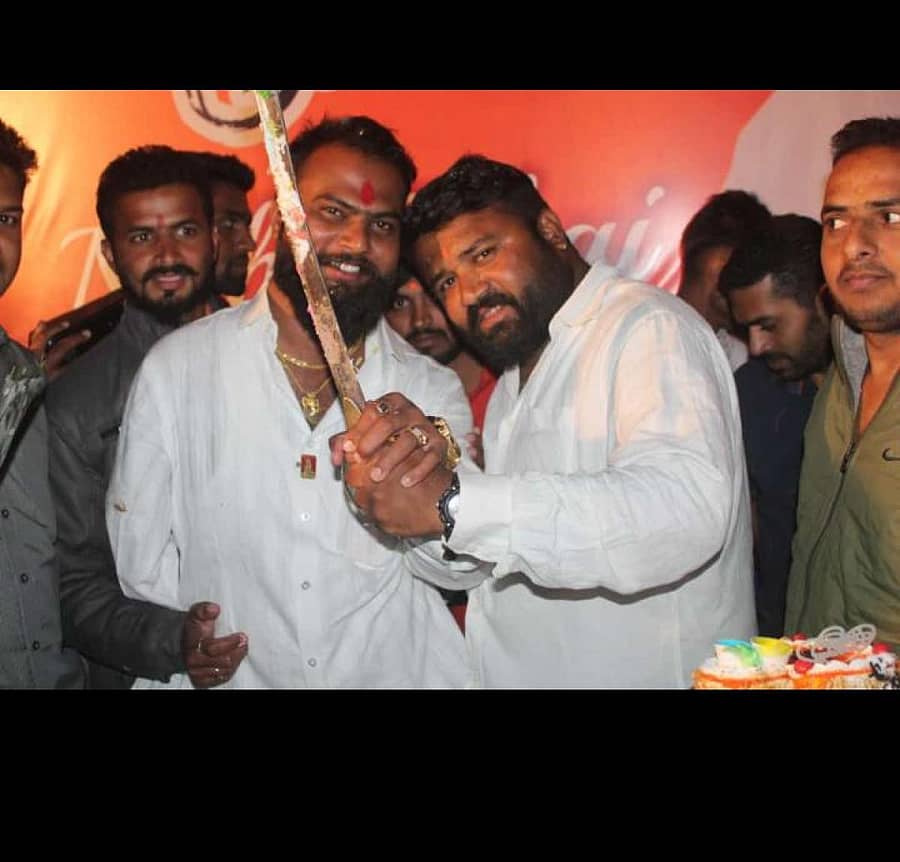 ಕೇಕ್ ಕತ್ತರಿಸಿದ ತಲ್ವಾರ್ ಪ್ರದರ್ಶಿಸಿದ ನಿಖಿಲ್ ಮುರಕುಟೆ (ಬಿಳಿ ಅಂಗಿ, ಹಣೆಗೆ ಕುಂಕುಮ ಇಟ್ಟಿರುವವ)