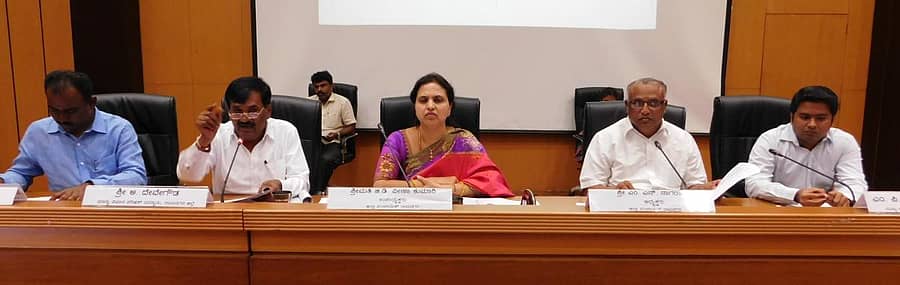 ಮಂಗಳವಾರ ನಡೆದ ಜಿಲ್ಲಾ ಪಂಚಾಯಿತಿ ಸಾಮಾನ್ಯ ಸಭೆಯಲ್ಲಿ ಶಾಸಕ ಎ.ಮಂಜುನಾಥ್‌, ವಿಧಾನ ಪರಿಷತ್‌ ಸದಸ್ಯ ಅ. ದೇವೇಗೌಡ, ಜಿ.ಪಂ. ಉಪಾಧ್ಯಕ್ಷೆ ಜಿ.ಡಿ. ವೀಣಾಕುಮಾರಿ, ಅಧ್ಯಕ್ಷ ಎಂ.ಎನ್. ನಾಗರಾಜು ಹಾಗೂ ಸಿಇಒ ಮುಲ್ಲೈ ಮುಹಿಲನ್‌ ಪಾಲ್ಗೊಂಡರು