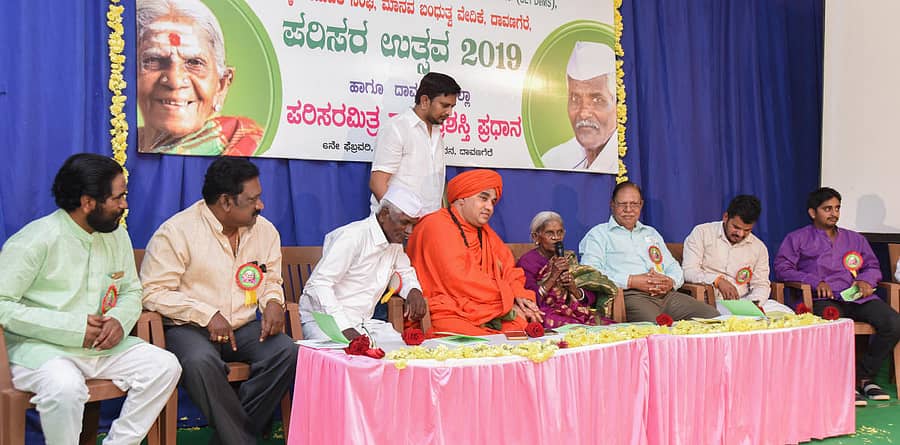ದಾವಣಗೆರೆಯಲ್ಲಿ ಬುಧವಾರ ನಡೆದ ಪರಿಸರ ಉತ್ಸವದಲ್ಲಿ ಸಾಲುಮರದ ತಿಮ್ಮಕ್ಕ ಮಾತನಾಡಿದರು