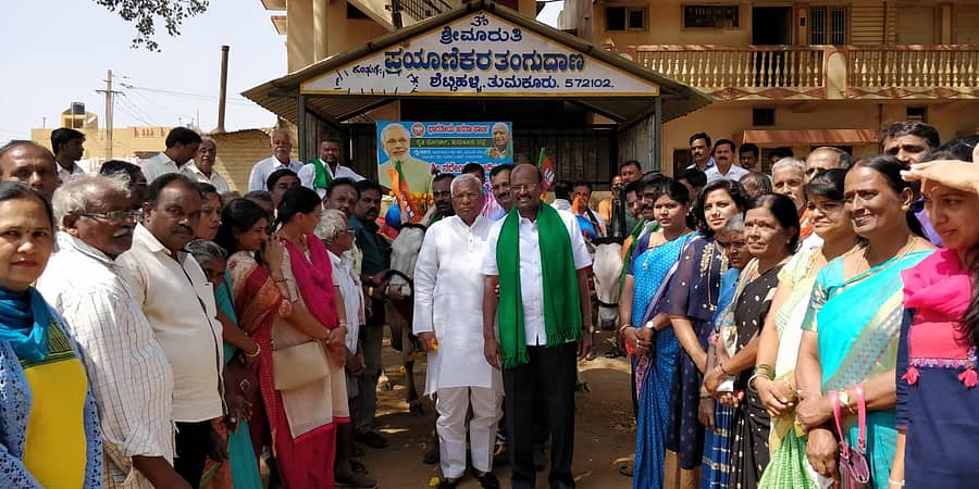 ಬಿಜೆಪಿ ರೈತ ಮೋರ್ಚಾದಿಂದ ಎತ್ತಿನ ಬಂಡಿಯ ಮೇಲೆ ಪ್ರಧಾನಿ ನರೇಂದ್ರ ಮೋದಿಯ ಭಾವಚಿತ್ರವನ್ನಿಟ್ಟು ಹಾಲಿನ ಅಭಿಷೇಕ ಮಾಡಲಾಯಿತು. ಜಿ.ಎಸ್.ಬಸವರಾಜು, ಶಿವಪ್ರಸಾದ್ ಇದ್ದರು