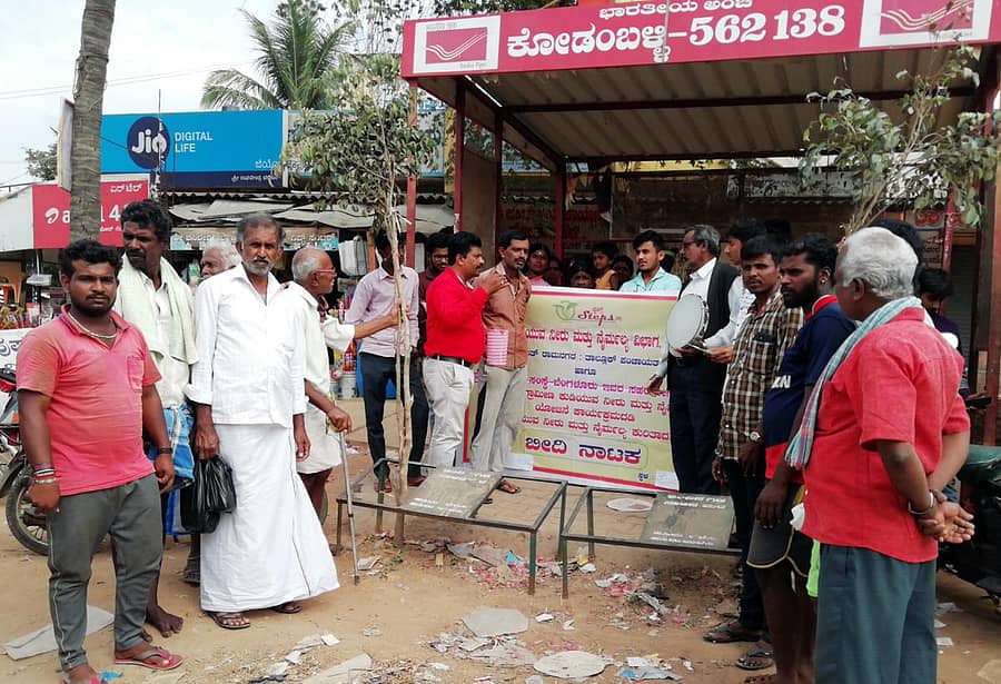 ಚನ್ನಪಟ್ಟಣ ತಾಲ್ಲೂಕಿನ ಕೋಡಂಬಹಳ್ಳಿಯಲ್ಲಿ ಬೀದಿ ನಾಟಕ ಪ್ರದರ್ಶಿಸಲಾಯಿತು