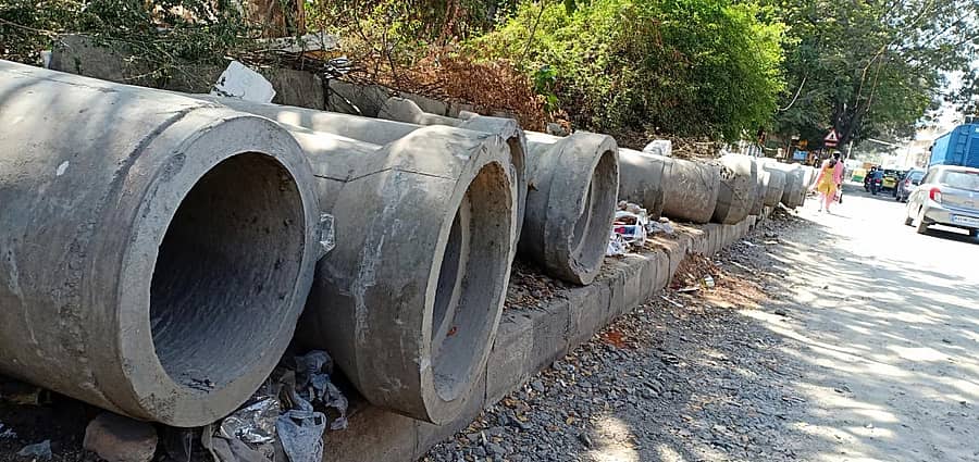 ಪಾದಚಾರಿ ರಸ್ತೆ ತುಂಬ ಸ್ಯಾನಿಟರಿ ಪೈಪ್ಗಳು. -ಚಿತ್ರಗಳು– ದಿಲ್