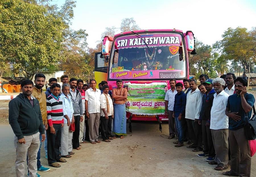 ಕೃಷಿ ಅಧ್ಯಯನ ಪ್ರವಾಸಕ್ಕೂ ಮುನ್ನ ನರಸೀಪುರದ ಆತ್ಮಾರಾಮ ದೇವಾಲಯದಲ್ಲಿ ಪೂಜೆ ಸಲ್ಲಿಸಲಾಯಿತು.