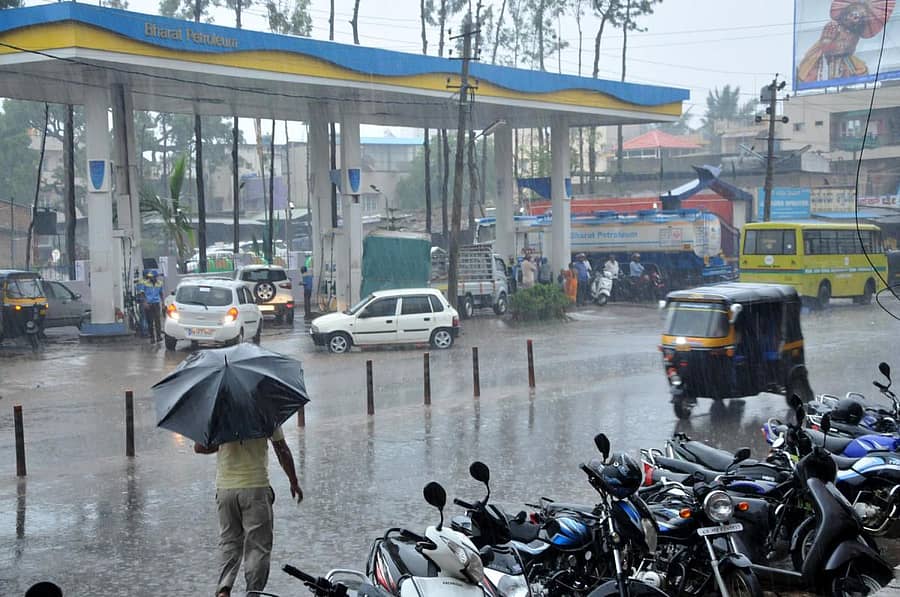 ಚಿಕ್ಕಮಗಳೂರಿನ ಹನುಮಂತಪ್ಪ ವೃತ್ತದ ರಸ್ತೆಯಲ್ಲಿ ಬುಧವಾರ ಸಂಜೆ ಮಳೆಯಲ್ಲೇ ವಾಹನ ಸಂಚಾರ ಹಾಗೂ ಪ್ರಯಾಣಿಕರು ಸಾಗುತ್ತಿದ್ದುದು ಕಂಡುಬಂತು.