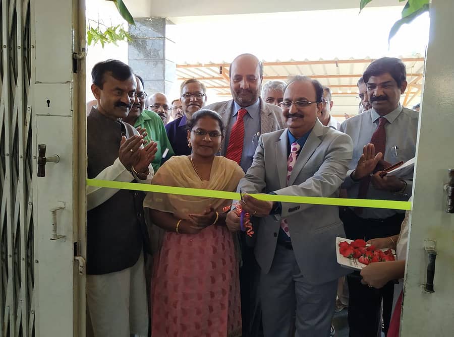 ಕೋಲಾರದ ಜಯನಗರದಲ್ಲಿ ಆರಂಭವಾದ ಪ್ರಗತಿ ಕೃಷ್ಣಾ ಗ್ರಾಮೀಣ ಬ್ಯಾಂಕ್ನ ನೂತನ ಶಾಖೆಯನ್ನು ಬ್ಯಾಂಕ್ನ ಪ್ರಧಾನ ಕಚೇರಿ ಅಧ್ಯಕ್ಷ ಶ್ರೀನಾಥ್ ಎಚ್.ಜೋಶಿ ಗುರುವಾರ ಉದ್ಘಾಟಿಸಿದರು.