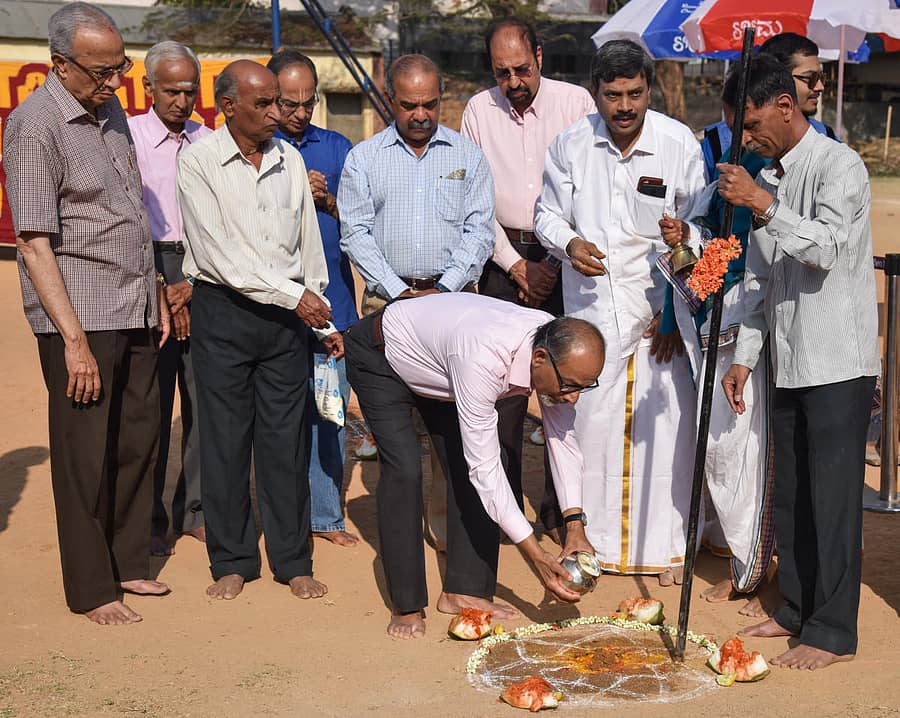 ಸಂಗೀತೋತ್ಸವದ ವೇದಿಕೆ ನಿರ್ಮಾಣ ಕಾಮಗಾರಿಗೆ ಥೀಮ್ ವರ್ಕ್ ಅನಾಲಿಟಿಕ್ಸ್ನ ಸ್ಥಾಪಕ ಡಾ.ಪಿ.ಬಾಲಸುಬ್ರಹ್ಮಣ್ಯಂ ಗುದ್ದಲಿ ಪೂಜೆ ನೆರವೇರಿಸಿದರು. ನಿವೃತ್ತ ರಾಜತಾಂತ್ರಿಕ ಅಧಿಕಾರಿ ಎಚ್.ಎಸ್. ನಾಗರಾಜ, ಎಸ್ಬಿಐ ನಿವೃತ್ತ ಅಧಿಕಾರಿ ಸುಂದರರಾಮನ್, ಅಮರನಾಥ್, ದಿ ಪ್ರಿಂಟರ್ಸ್ (ಮೈಸೂರು) ಪ್ರೈವೇಟ್ ಲಿಮಿಟೆಡ್ನ ನಿರ್ದೇಶಕ ಕೆ.ಎನ್. ಶಾಂತ್ಕುಮಾರ್, ಶ್ರೀರಾಮ ಸೇವಾ ಮಂಡಳಿಯ ಪ್ರಧಾನ ಕಾರ್ಯದರ್ಶಿ ಎಸ್.ಎನ್.ವರದರಾಜ್ ಹಾಗೂ ಕಾರ್ಯನಿರ್ವಾಹಕ ಅಧಿಕಾರಿ ಅಭಿಜಿತ್ ವರದರಾಜ್ ಹಾಜರಿದ್ದರು