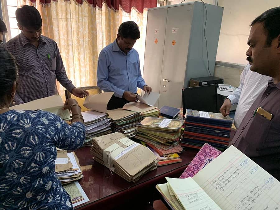 ಎಸಿಬಿ ಅಧಿಕಾರಿಗಳು ಗುರುವಾರ ಬೊಮ್ಮನಹಳ್ಳಿ ಬಿಬಿಎಂಪಿ ಕಚೇರಿ ಮೇಲೆ ದಾಳಿ ನಡೆಸಿ ದಾಖಲೆ ಪರಿಶೀಲಿಸಿದರು.