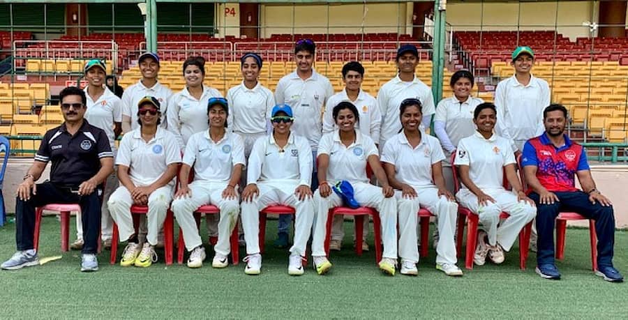 ಕೆಎಸ್ಸಿಎ ಮಹಿಳಾ ಕ್ರಿಕೆಟ್ ಲೀಗ್ನಲ್ಲಿ ಪ್ರಶಸ್ತಿ ಜಯಿಸಿದ ಜವಾನ್ಸ್ ಕ್ಲಬ್ ತಂಡದವರು (ನಿಂತವರು, ಎಡದಿಂದ) ದೇವಸ್ಮಿತಾ ದತ್ತ, ನಗ್ಮಾ, ಎಸ್.ಆತ್ಮಜಾ, ಅನನ್ಯಾ, ತಾಹ (ಮ್ಯಾನೇಜರ್), ಸಹನಾ ಪವಾರ್, ಮಾನಸ, ತ್ವಿಶಾ ಮತ್ತು ಶ್ರುತಿ. (ಕುಳಿತವರು) ಇರ್ಫಾನ್ ಸೇಠ್ (ಮುಖ್ಯ ಕೋಚ್), ವಂದನಾ ಮಹಾಜನ್, ಆಕಾಂಕ್ಷ ಕೊಹ್ಲಿ, ವೇದಾ ಕೃಷ್ಣಮೂರ್ತಿ, ವಿ.ಆರ್.ವನಿತಾ, ಸಿಮ್ರನ್ ಹೆನ್ರಿ, ವಿ.ಚಾಂದು ಮತ್ತು ಟಿ.ನಾಸೀರುದ್ದೀನ್ (ಕೋಚ್).