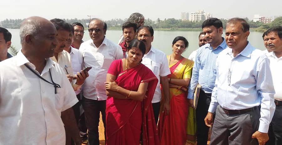 ಮೇಯರ್ ಗಂಗಾಂಬಿಕೆ ಮಲ್ಲಿಕಾರ್ಜುನ ಅವರು, ಜಕ್ಕೂರು ಕೆರೆ ಪ್ರದೇಶಕ್ಕೆ ಗುರುವಾರ ಭೇಟಿ ನೀಡಿ ಪರಿಶೀಲಿಸಿದರು. ಬಿಬಿಎಂಪಿ ಆಡಳಿತ ಪಕ್ಷದ ನಾಯಕ ಅಬ್ದುಲ್ ವಾಜಿದ್, ಜೆಡಿ(ಎಸ್) ನಾಯಕಿ ನೇತ್ರಾ ನಾರಾಯಣ ಇದ್ದರು.
