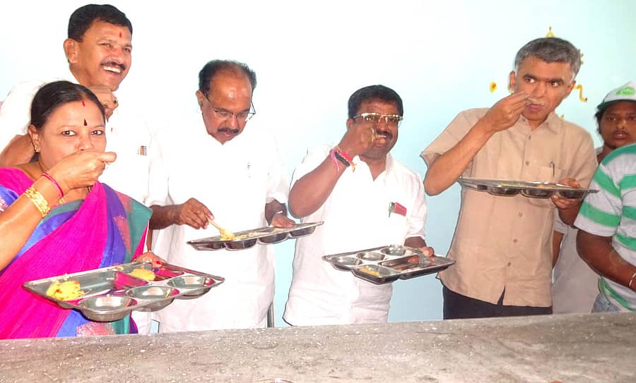 ಇಂದಿರಾ ಕ್ಯಾಂಟೀನ್ ಉದ್ಘಾಟನೆ ಕಾರ್ಯಕ್ರಮದಲ್ಲಿ ಉಪಹಾರ ಸೇವಿಸಿದ ಗಣ್ಯರು