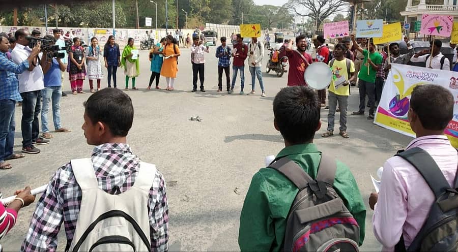 ಸಂವಾದ ಯುವ ಸಂಪನ್ಮೂಲ ಕೇಂದ್ರ ಹಾಗೂ ಯುವ ಮುನ್ನಡೆ ತಂಡದಿಂದ ಕೋಲಾರದಲ್ಲಿ ಶನಿವಾರ ಮಾನವ ಸರಪಳಿ ನಿರ್ಮಿಸಿ ರಾಜ್ಯ ಯುವಜನ ಆಯೋಗ ರಚನೆಗೆ ಒತ್ತಾಯಿಸಿದರು.