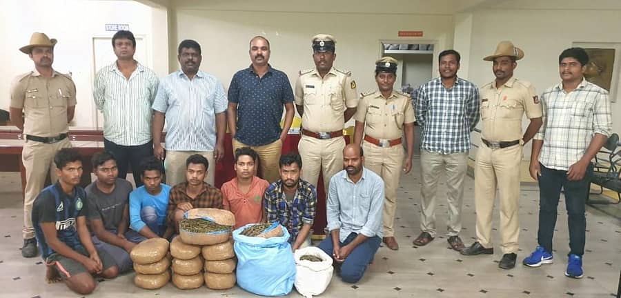 ಬಂಧಿತ ಆರೋಪಿಗಳ (ಕುಳಿತವರು) ಜೊತೆ ಪೊಲೀಸರು