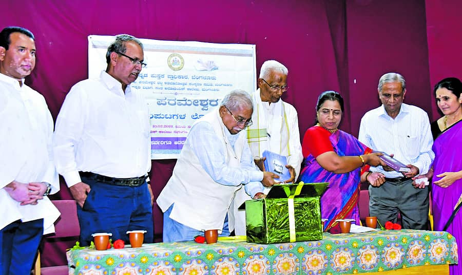 ಎಸ್.ವಿ.ಪರಮೇಶ್ವರ ಭಟ್ಟರ ಸಮಗ್ರ ಸಾಹಿತ್ಯ ಸಂಪುಟಗಳನ್ನು ಕೇಂದ್ರ ಸಾಹಿತ್ಯ ಅಕಾಡೆಮಿ ಅಧ್ಯಕ್ಷ ಡಾ.ಚಂದ್ರಶೇಖರ ಕಂಬಾರ ಭಾನುವಾರ ಮಂಗಳೂರಿನಲ್ಲಿ ಬಿಡುಗಡೆ ಮಾಡಿದರು. ಸೇಂಟ್ ಅಲೋಶಿಯಸ್ ಕಾಲೇಜು ಪ್ರಾಂಶುಪಾಲ ಡಾ.ಪ್ರವೀಣ್ ಮಾರ್ಟಿಸ್, ಸಂಪುಟಗಳ ಗೌರವ ಸಂಪಾದಕ ಪ್ರೊ.ಬಿ.ಎ.ವಿವೇಕ ರೈ, ಹಿರಿಯ ಸಾಹಿತಿ ಡಾ.ಏರ್ಯ ಲಕ್ಷ್ಮೀನಾರಾಯಣ ಆಳ್ವ, ಪ್ರಾಧಿಕಾರದ ಅಧ್ಯಕ್ಷೆ ಡಾ.ವಸುಂಧರಾ ಭೂಪತಿ, ಪರಮೇಶ್ವರ ಭಟ್ಟರ ಮಗ ಎಸ್.ಪಿ.ರಾಮಚಂದ್ರ ಮತ್ತು ಅವರ ಪತ್ನಿ ಉಷಾ ರಾಮಚಂದ್ರ ಉಪಸ್ಥಿತರಿದ್ದರು –ಪ್ರಜಾವಾಣಿ ಚಿತ್ರ