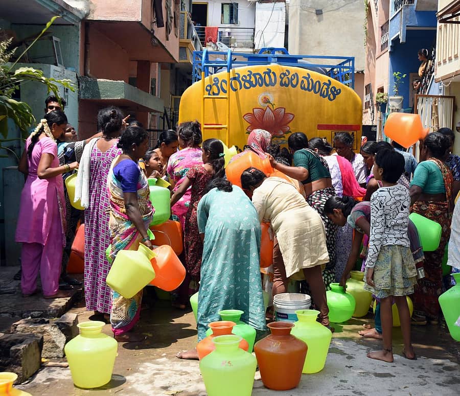 ಬಡಾವಣೆಯೊಂದರಲ್ಲಿ ಟ್ಯಾಂಕರ್‌ ಮುಂದೆ ಜನರ ಸಾಲು- –ಪ್ರಜಾವಾಣಿ ಚಿತ್ರ
