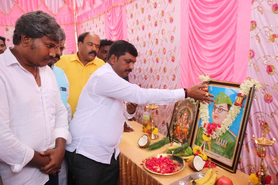 ಸುಭಾಷ್ ಚಂದ್ರ ಬೋಸ್ ಭಾವಚಿತ್ರಕ್ಕೆ ಕಾಂಗ್ರೆಸ್ ಮುಖಂಡ ಬಾಬು ಸೆಲ್ವಂ ಪುಷ್ಪ ನಮನ ಸಲ್ಲಿಸಿದರು. ಸೆಂಥಿಲ್ ಕುಮಾರ್ ಇದ್ದರು.