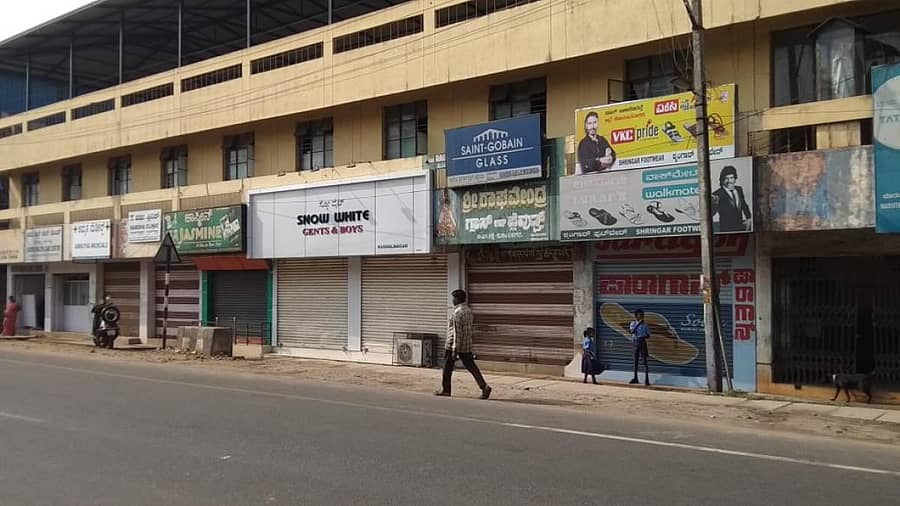 ಕುಶಾಲನಗರದ ವರ್ತಕರು ಸ್ವಯಂಪ್ರೇರಣೆಯಿಂದ ಅಂಗಡಿ ಮುಂಗಟ್ಟು ಬಂದ್ ಮಾಡಿ ತಾಲ್ಲೂಕು ಹೋರಾಟಕ್ಕೆ ಬೆಂಬಲ ನೀಡಿದರು