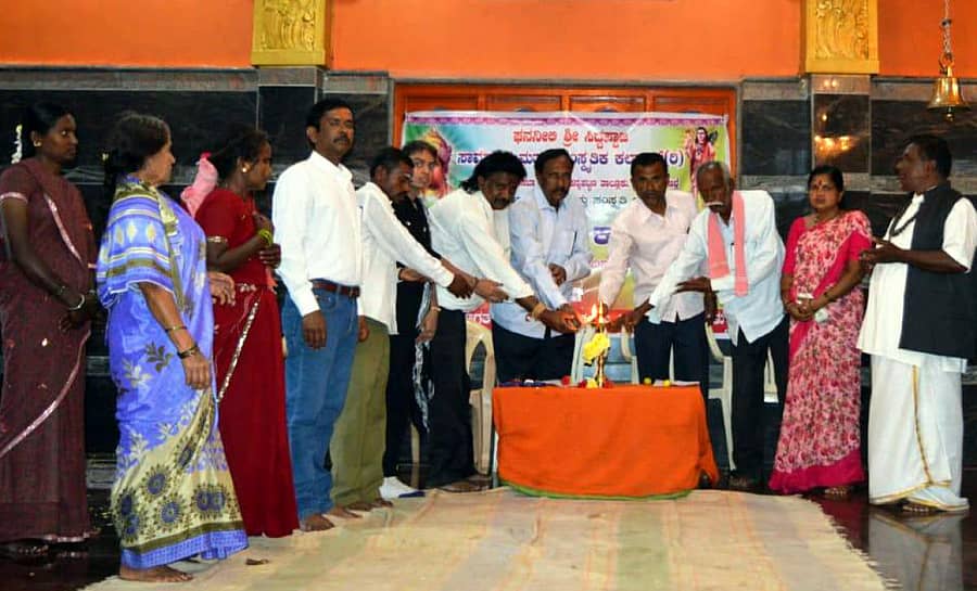 ಚನ್ನಪಟ್ಟಣ ಮಂಟೇಸ್ವಾಮಿ ಮಠದಲ್ಲಿ ಜಾನಪದ ಗೀತಗಾಯನ ಕಾರ್ಯಕ್ರಮವನ್ನು ಮಠದ ಅಧ್ಯಕ್ಷ ಸಿ.ಎಂ. ಶಿವರಾಮಯ್ಯ ಉದ್ಘಾಟಿಸಿದರು