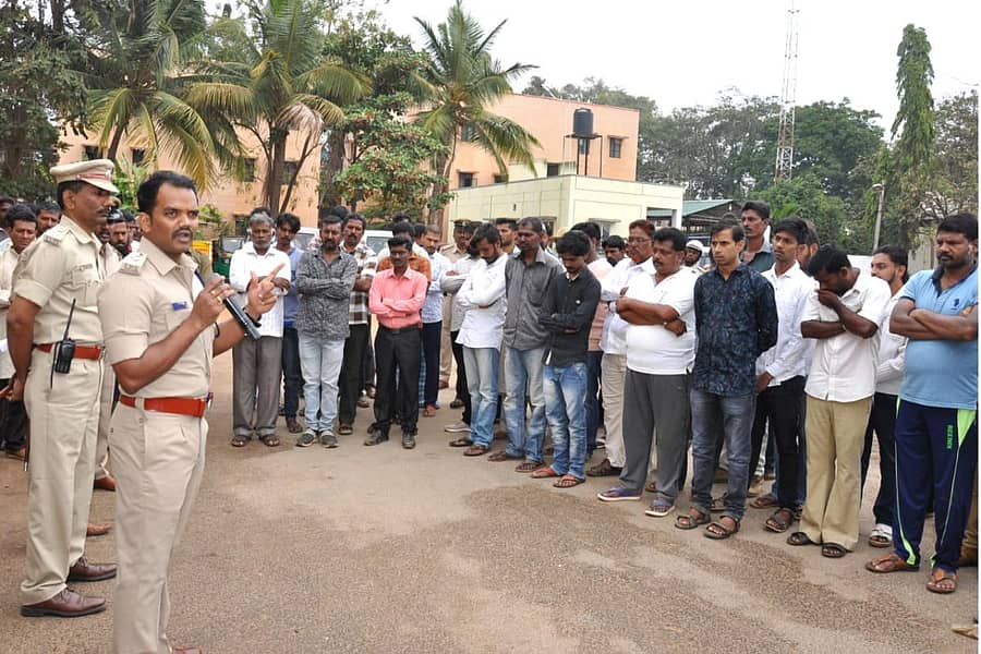 ರೌಡಿಗಳ ಪೆರೇಡ್ನಲ್ಲಿ ಎಸ್ಪಿ ಡಾ.ವಂಶಿಕೃಷ್ಣ ಮಾತು. ಡಿವೈಎಸ್ಪಿ ತಿಪ್ಪೇಸ್ವಾಮಿ ಇದ್ದರು